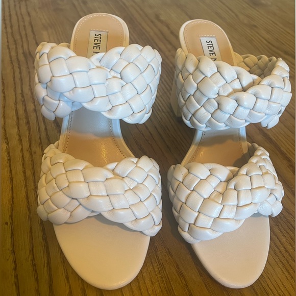 Sandals.. worn one time. Perfect condition - Picture 5 of 9